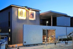 ２４日まで臨時休館となる兵庫県立美術館＝神戸市中央区脇浜海岸通１