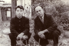 田靡新さん（左）との交流を通じて帰郷を果たした椎名麟三＝１９５５年、姫路市打越、福乗寺