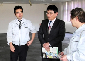 進出を予定する工場跡地を内覧する富士コンピュータの比嘉寛幸さん（中央）＝福島県浪江町藤橋