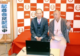 動画配信について会見する（左から）笑福亭仁智会長、桂文也さん＝大阪市北区、天満天神繁昌亭