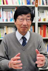 新型コロナウイルスをめぐる情報発信のあり方について語る土田昭司・関西大教授＝大阪府高槻市、関西大