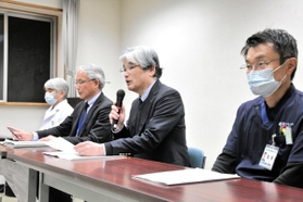 男性研修医の感染状況について説明する県立西宮病院の野口眞三郎院長（右から２人目）ら＝24日夜、西宮市六湛寺町、県立西宮病院（撮影・大盛周平）