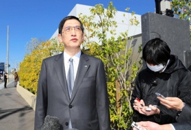 追悼慰霊式典の中止について説明するＪＲ西日本の長谷川一明社長＝２５日午前、尼崎市久々知３