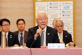 新型コロナウイルス対策を協議する関西広域連合の会合で発言する広域連合長の井戸敏三兵庫県知事＝２６日午後、大阪市北区