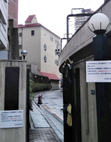 新型コロナウイルスの影響で恒例の合格発表の掲示が取りやめとなった宝塚音楽学校＝２７日午前、宝塚市武庫川町