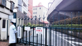 新型コロナウイルスの影響で、合格発表の張り出しが取りやめとなった宝塚音楽学校＝２７日午前、宝塚市武庫川町