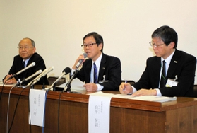 新たな新型コロナウイルスの感染者が確認されたと発表する神戸市の小原一徳保健福祉局長（中央）ら＝２７日午後０時１１分、神戸市役所