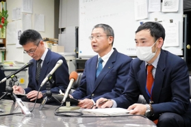 新たな感染者の状況について発表する西宮市の幹部ら＝３０日夜、西宮市役所（撮影・大田将之）