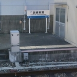 駅名看板「訓練東灘」がある施設＝神戸市内（読者提供）
