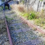 廃線跡が残るＪＲ灘駅近くの緑地広場＝神戸市灘区