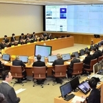 兵庫県内で初めての新型コロナウイルス感染者が報告され、対策本部会議に臨む県幹部ら＝１日午後１０時３分、神戸市中央区、兵庫県庁（撮影・中西幸大）