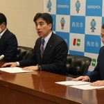 新型コロナウイルスの感染者について説明する西宮市の石井登志郎市長（中央）＝１日午後１０時３１分、西宮市六湛寺町、西宮市役所（撮影・風斗雅博）