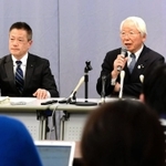 兵庫県内初のコロナウイルス感染者が確認され、会見する井戸敏三知事（右）＝１日午後１０時５１分、神戸市中央区、兵庫県庁（撮影・中西幸大）