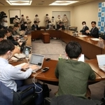 新型コロナウイルスの感染者について説明する西宮市の石井登志郎市長（右から３人目）ら＝１日午後１０時４４分、西宮市六湛寺町、西宮市役所（撮影・風斗雅博）