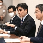 新型コロナウイルスの感染者について説明する西宮市の石井登志郎市長（右から２人目）＝１日午後１１時６分、西宮市六湛寺町、西宮市役所（撮影・風斗雅博）