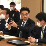 新型コロナウイルスの感染者が出たことを受け、対策を検討する西宮市の石井登志郎市長（右から２人目）と幹部ら＝２日午前、西宮市六湛寺町、西宮市役所（撮影・吉田敦史）