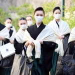 マスクを付け会場に向かう宝塚音楽学校の卒業生たち＝宝塚音楽学校（撮影・山口登）