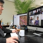 テレビ会議サービスを使って、自宅にいる役員らと打ち合わせをする神戸デジタル・ラボの永吉一郎社長＝２日午前、神戸市中央区京町（撮影・鈴木雅之）