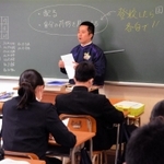 公立高校の入試を前に、中学３年の生徒に臨時休校中の過ごし方を話す担任教諭＝２日午前、神戸市東灘区岡本３、本山中学校