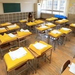 感染拡大を防ぐため、臨時休校となった姫路市内の小学校。机の上には児童が持ち帰れなかった教材が置かれていた＝２日午前、姫路市内（撮影・小林良多）