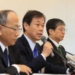 新型コロナウイルスの感染者について説明する神戸市の小原一徳保健福祉局長（中央）ら＝３日午後０時２０分、神戸市中央区、神戸市役所（撮影・大森　武）