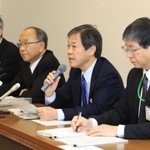 新型コロナウイルスの感染者について説明する小原一徳保健福祉局長（右から２人目）ら＝３日午後、神戸市中央区、神戸市役所（撮影・大森　武）