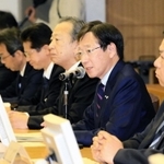 新型コロナウイルス感染者が神戸市で初めて確認され、対策本部員会議で指示を出す久元喜造市長（右から２人目）＝３日午後、神戸市役所（撮影・鈴木雅之）