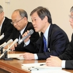 新型コロナウイルスの感染者について説明する神戸市の小原一徳保健福祉局長（右から２人目）ら＝３日午後８時１分、神戸市中央区、神戸市役所（撮影・斎藤雅志）