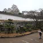 新型コロナウイルスの影響で７日から天守などの公開休止が決まった姫路城。既に観光客が減っており、城内の人影はまばら＝４日午前、姫路市本町（撮影・小林良多）