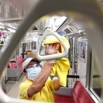 次亜塩素酸水を吹き付けた布でつり革や手すりを消毒する作業員＝４日午後、神戸市兵庫区御崎町１、神戸市営地下鉄御崎車庫