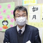 事件を受け、報道陣の質問に対応する神出病院の佐伯正一事務部長