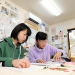 「東灘こどもカフェ」で勉強する小学生＝神戸市東灘区