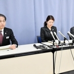新型コロナウイルスの感染者について説明する（左から）兵庫県の早金孝防災監、味木和喜子健康局長、山下輝夫疾病対策課長＝５日午後、兵庫県庁