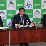 姫路市内の４０代男性が新型コロナウイルスに感染したことが分かり、記者会見を開く清元秀泰姫路市長（中央）ら＝６日午後６時３１分、姫路市安田４