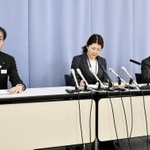 新型コロナウイルスの感染者について説明する兵庫県の早金孝防災監（左）＝６日夜、兵庫県庁