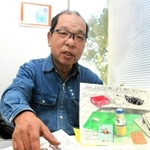 双葉町のスケッチを描いた曺弘利さん＝神戸市長田区