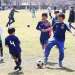 臨時休校措置後初めての週末を迎え、外出を控えていた子どもらは広場を元気に駆け回った＝７日午前、神戸市北区しあわせの村