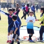 屋外で元気な姿を見せる子どもたち＝７日午前、神戸市北区しあわせの村