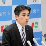 新たな感染確認を受け、会見に臨んだ西宮市の石井登志郎市長ら＝７日午後、西宮市役所