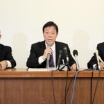 神戸市兵庫区役所に勤務する派遣職員が新型コロナウイルスに感染したと発表する神戸市の幹部ら＝９日午前、神戸市役所