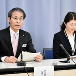 新型コロナウイルスの感染者について説明する早金孝防災監（左）ら＝９日夜、兵庫県庁