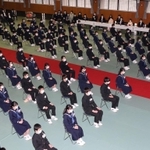 感染予防のため座席の間隔を空け、マスク姿で式典に臨む卒業生＝１０日午前、姫路市立豊富中学校（撮影・小林良多）