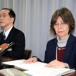 仁恵病院の関係者２人の感染確認を発表する姫路市保健所の田所昌也所長（左）と有川敦子副所長＝１０日午前、姫路市役所
