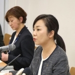 新型コロナウイルスの感染者について、感染経緯などを説明する尼崎市の稲村和美市長（右）＝１０日午後、尼崎市東七松町１、尼崎市役所（撮影・風斗雅博）