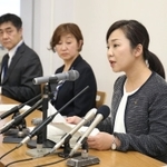 新型コロナウイルスの感染者について、感染経緯などを説明する尼崎市の稲村和美市長（右）＝１０日午後、尼崎市東七松町１、尼崎市役所（撮影・風斗雅博）