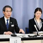 北播磨総合医療センターの医師の感染について説明する兵庫県の早金孝防災監（左）と味木和喜子健康局長＝１０日夜、神戸市中央区下山手通５、兵庫県庁