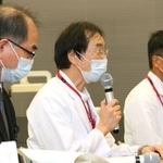 ７０代医師の感染が確認され、会見する粟野孝次郎副院長（中）と安友佳朗副院長（右）ら＝１０日夜、小野市市場町、北播磨総合医療センター（撮影・笠原次郎）