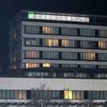 ７０代医師の感染が確認された北播磨総合医療センター＝１０日夜、小野市市場町（撮影・笠原次郎）