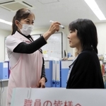 職員の検温は必須。体調に異変はないか気を配る＝神戸市長田区大日丘町３、サニーヒル
