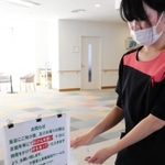 施設内に備えられたアルコール消毒液。在庫の減少が懸念される＝神戸市長田区大日丘町３、サニーヒル